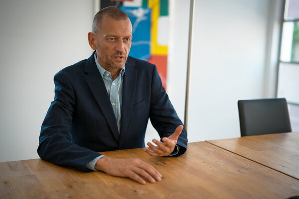 Elmar Bernet, Konfliktmanager und Mediator SKWM, im Gespräch am Tisch