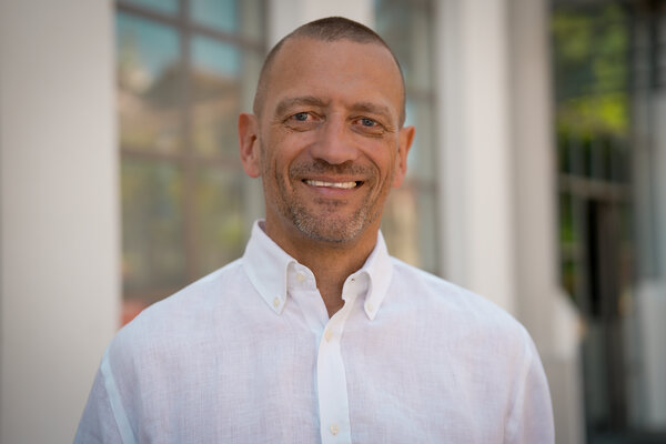 Porträt von Elmar Bernet, Mediator SKWM und Organisationsberater BSO i.A., freundlich lächelnd vor einem Gebäude.